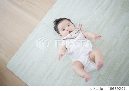 仰向けの赤ちゃん 46689291