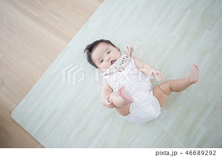 仰向けの赤ちゃん 46689292