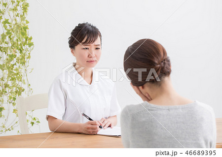 悩む女性をカウンセリング 46689395