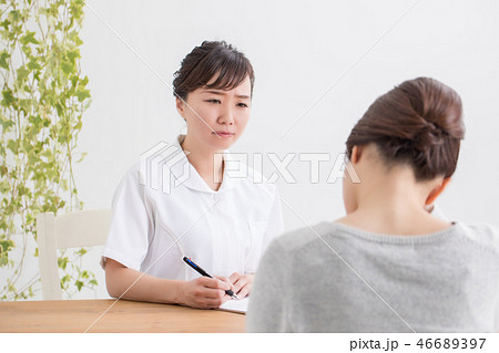 悩む女性をカウンセリング 悩む女性をカウンセリング 46689397