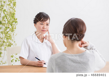 お肌が気になる女性をカウンセリング 46689401