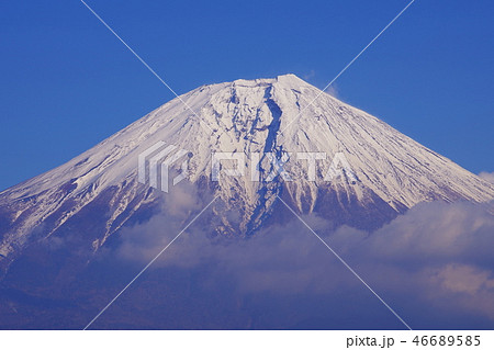 田貫湖から望む青い空と富士山の写真素材