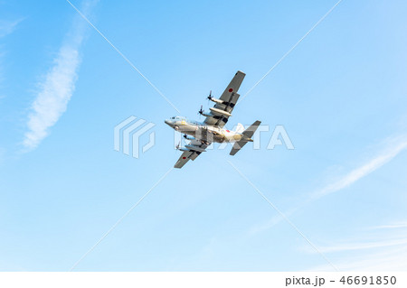 大空を飛ぶ飛行機 46691850