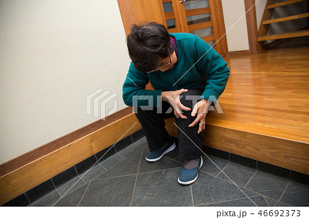 膝の痛み 46692373