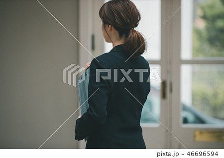young woman 46696594