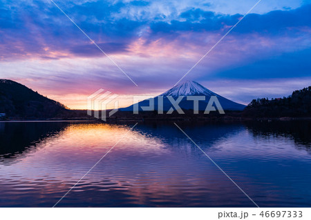 （山梨県）精進湖の夜明け・富士山 46697333