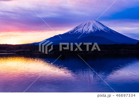 （山梨県）精進湖の夜明け・富士山 46697334