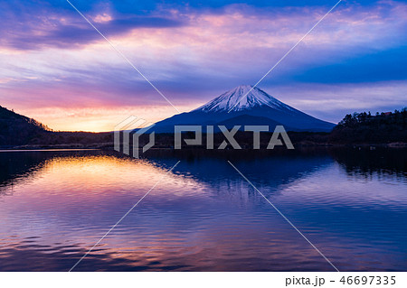 （山梨県）精進湖の夜明け・富士山 46697335
