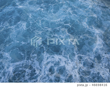 砕ける波 46698416