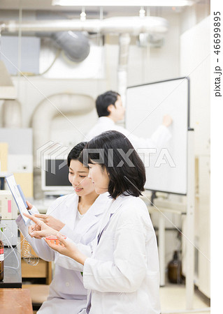 研究室　開発　実験室　臨床検査　バイオテクノロジー 46699895