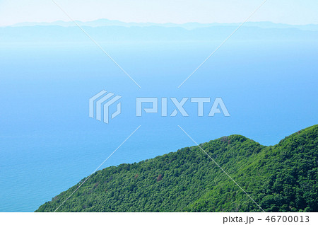弥彦山から日本海越しに浮かぶ佐渡島を望む 弥彦山から日本海越しに浮かぶ佐渡島を望む 46700013