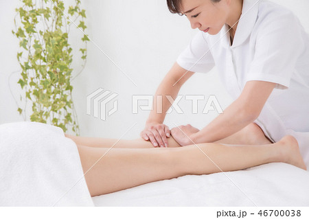マッサージを受ける女性 46700038