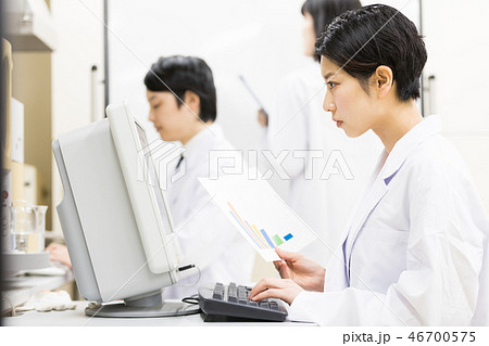 研究室　開発　実験室　臨床検査　バイオテクノロジー　調剤薬局　コロナウイルス　パンデミック　コロナ 46700575