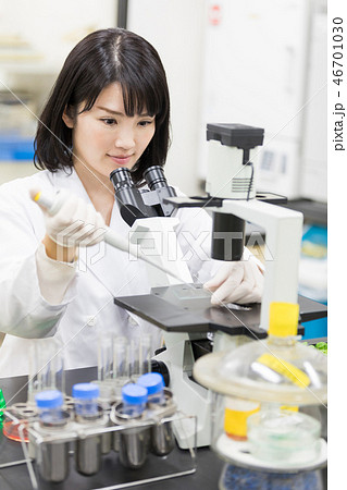 研究室　開発　実験室　臨床検査　バイオテクノロジー　新薬 46701030