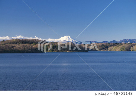 冬の狭山湖から見る風が吹き荒れる富士山 冬の狭山湖から見る風が吹き荒れる富士山 46701148