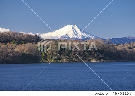 冬の狭山湖から見る風が吹き荒れる富士山 冬の狭山湖から見る風が吹き荒れる富士山 46701159