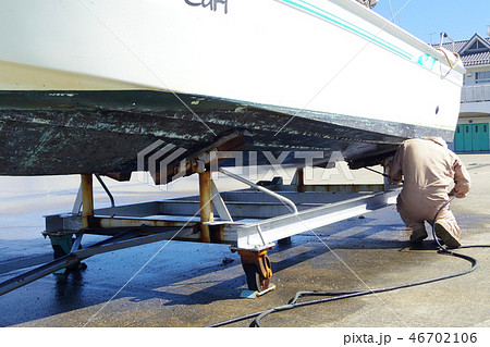 船底に付いたフジツボを清掃する 46702106