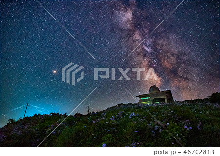 大川原高原の天文台と天の川（徳島県名東郡佐那河内村） 46702813