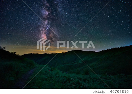 雲月山の丘陵から望む天の川（広島県山県郡北広島町） 46702816