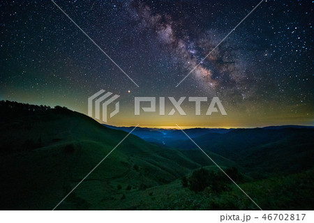 天の川と雲月山の丘陵地帯（広島県山県郡北広島町） 46702817