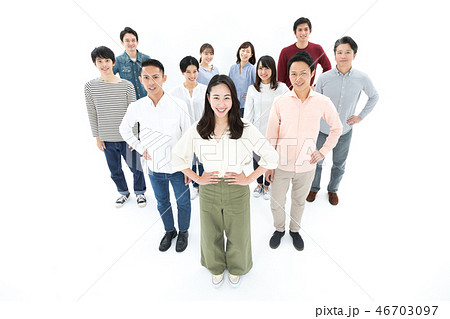 カジュアル　男女　複数　20～40代　斜俯瞰 46703097