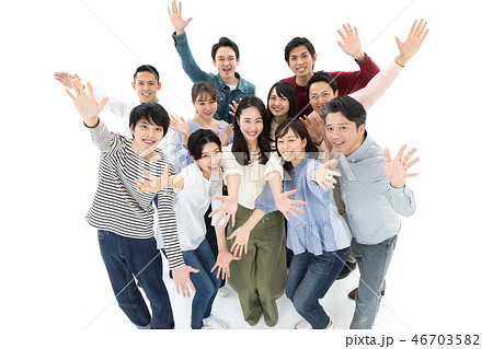 カジュアル 男女 複数 20~40代 斜俯瞰 手を広げる 歓迎 ハイテンション カジュアル 男女 複数 20~40代 斜俯瞰 手を広げる 歓迎 ハイテンション 46703582