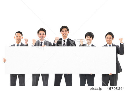 複数 ビジネス 男性 ホワイトボード ガッツポーズ 複数 ビジネス 男性 ホワイトボード ガッツポーズ 46703844