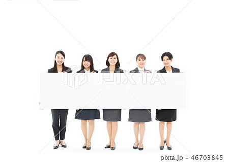 複数　ビジネス　女性　ホワイトボード 46703845