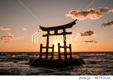 海の上の赤い鳥居 海の上の赤い鳥居 46705016