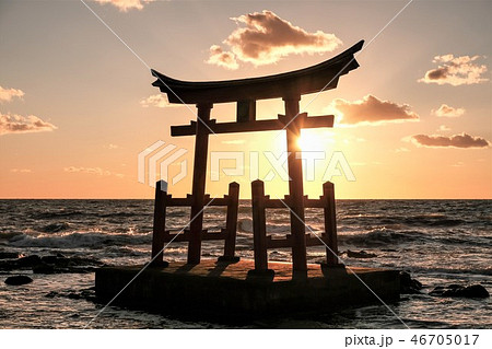 海の上の赤い鳥居 海の上の赤い鳥居 46705017