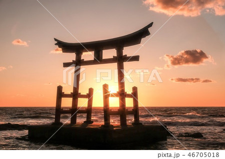 海の上の赤い鳥居 海の上の赤い鳥居 46705018
