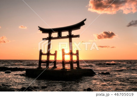 海の上の赤い鳥居 46705019