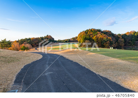 紅葉で早朝のゴルフ場グリーンとカート道 46705840