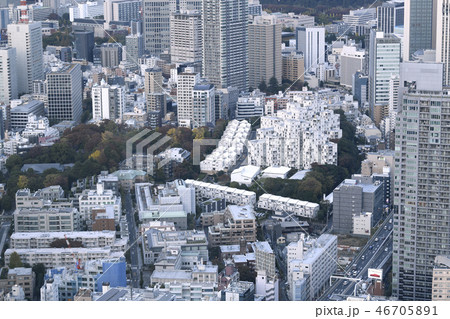 日本の東京都市景観 不思議な建物や街並みを望むの写真素材