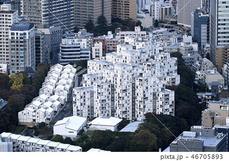 日本の東京都市景観 不思議な建物や街並みを望むの写真素材