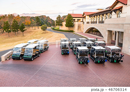 紅葉で早朝のゴルフ場リゾートホテルとカートとカート道の写真素材