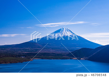 （山梨県）本栖湖の中ノ倉峠展望地から望む富士山 46706548