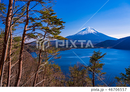 （山梨県）本栖湖の中ノ倉峠展望地から望む富士山 46706557