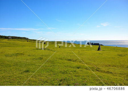 東北・秋田・入道崎・なまはげのいる男鹿半島・灯台周辺の芝生に点在する北緯４０度のモニュメント（１２） 46706886