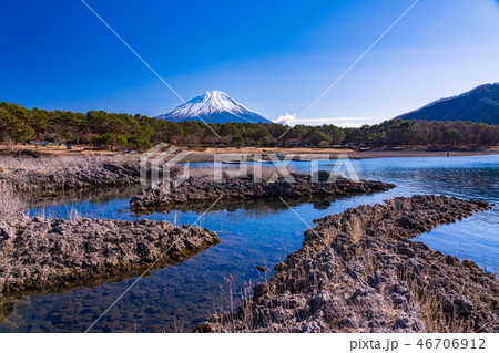 （山梨県）本栖湖畔の溶岩地帯から望む富士山 46706912