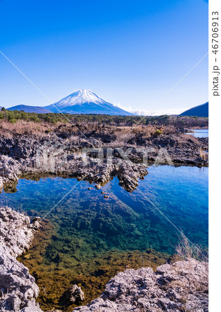 （山梨県）本栖湖畔の溶岩地帯から望む富士山 46706913
