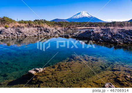 （山梨県）本栖湖畔の溶岩地帯から望む富士山 46706914
