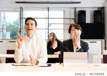 男性と女性のオフィスイメージ 男性と女性のオフィスイメージ 46708089