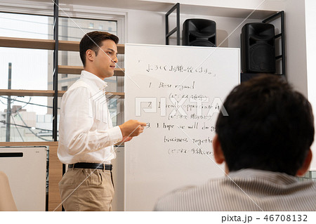 語学学校に通う男性と女性 46708132