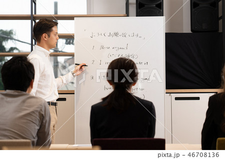語学学校に通う男性と女性 語学学校に通う男性と女性 46708136