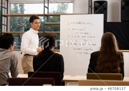 語学学校に通う男性と女性 語学学校に通う男性と女性 46708137
