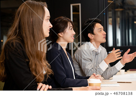 語学学校に通う男性と女性 語学学校に通う男性と女性 46708138