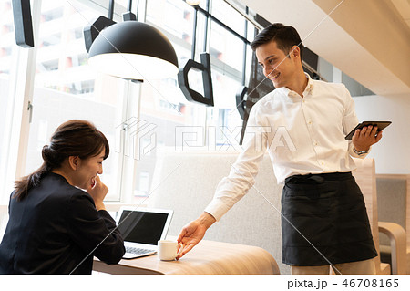 カフェで仕事をするビジネスウーマン カフェで仕事をするビジネスウーマン 46708165