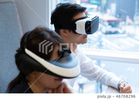 バーチャル会議を行う男性と女性 バーチャル会議を行う男性と女性 46708296