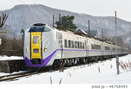 北海道七飯町大沼公園駅を停車集発する線路特急列車の風景を撮影 46708495